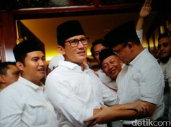 Unggul di Quick Count, Sandiaga Menangis dan Peluk Anies