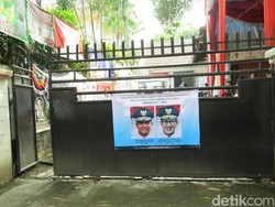 Foto Anies Berseragam Gubernur DKI Terpampang di Posko Pemenangan