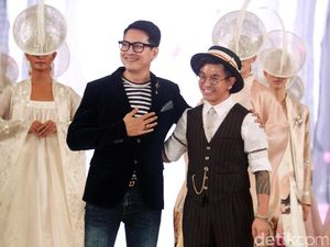 Makna Langkah di Balik Perayaan 25 Tahun Desainer Denny Wirawan Makna Langkah di Balik Perayaan 25 Tahun Desainer Denny Wirawan