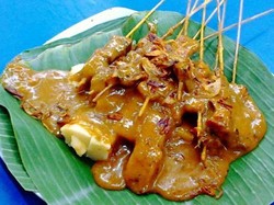Mau yang Hangat Gurih? Yuk, Jajan Sate Padang Enak di Tempat Ini