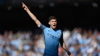 Musim panas lalu, Manchester City memecahkan rekor bek termahal dunia saat membeli John Stones dari Everton dengan banderol 47,5 juta pound atau sekitar Rp 824 M. Sayagnya performa Stones mengecewakan di musim pertamanya (Foto: Stu Forster/Getty Images)
