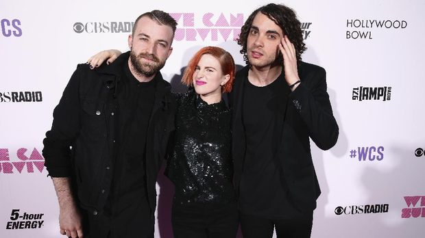 Hayley Williams bersama personel lawas Paramore.