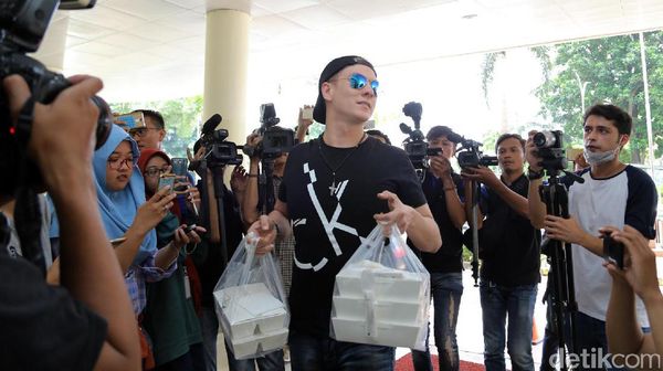 Betrand Antolin Bawa Makanan ke RSCM, Untuk Siapa?