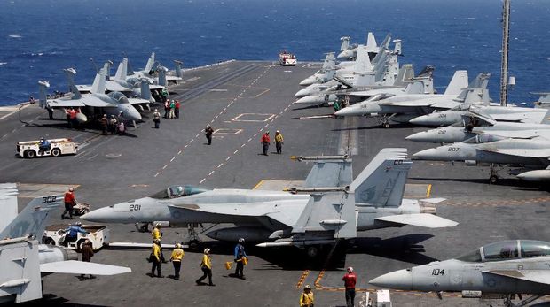 USS Carl Vinson membawa beberapa pesawat F/A-18.