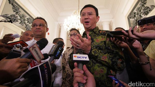 Ahok Terima Anies di Balai Kota