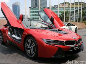 BMW i8 Protonic Red Edition Diserahkan ke Konsumen