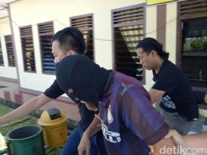 Brigadir K Dibawa ke TKP, Berpenutup Kepala dan Dikawal Ketat Brigadir K Dibawa ke TKP, Berpenutup Kepala dan Dikawal Ketat