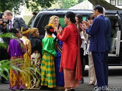 Jokowi dan Anak SD Berpakaian Adat Sambut Wapres AS di Istana