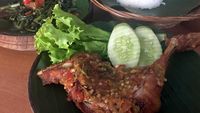 Ayam Penyet Berselimut Sambal Rawit Segar Nan Pedas Ada di Sini