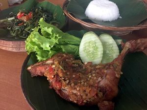 Ayam Penyet Berselimut Sambal Rawit Segar Nan Pedas Ada di Sini Ayam Penyet Berselimut Sambal Rawit Segar Nan Pedas Ada di Sini