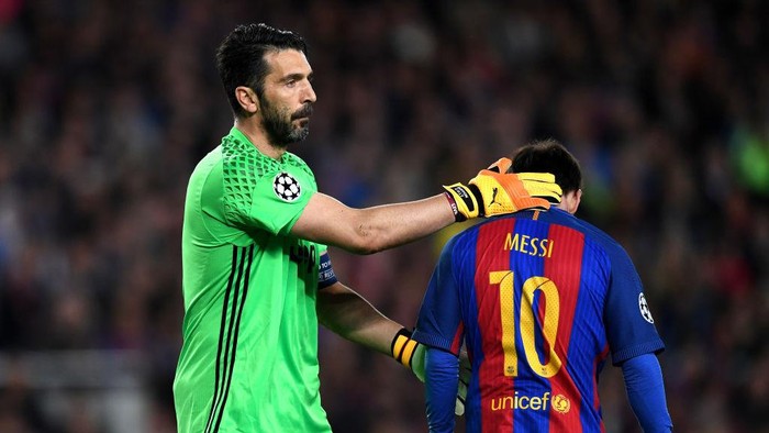 BARCELONA, SPAIN - APRIL 19: Gianluigi Buffon ofJuventus pats Lionel Messi of Barcelona on the back during the UEFA Champions League Quarter Final second leg match between FC Barcelona and Juventus at Camp Nou on April 19, 2017 in Barcelona, Spain.  (Photo by Shaun Botterill/Getty Images)