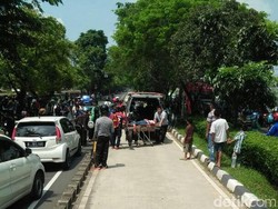 Tabrakan Mobil di Buaran, Korban Luka Dibawa ke RS