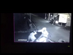 Viral Video Gerombolan Bermotor Keroyok Pria di Bandung