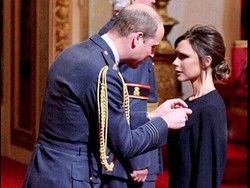 Victoria Beckham Dapat Medali dari Pangeran William, Netizen Protes