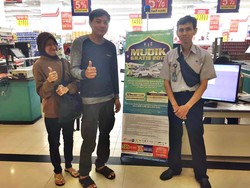 Suami Istri ini Dapat Tiket Pesawat Mudik Gratis Transmart Carrefour