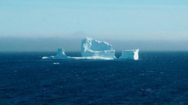 Penampakan Gunung Es Terapung di Laut