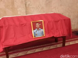 Wapres Jusuf Kalla Ikut Menyolatkan Mantan Ajudannya di Bandung