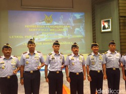 2 Pilot Sukhoi Dapat Penghargaan dari KSAU