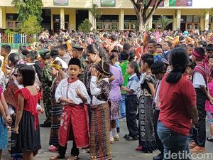 Kemeriahan Hari Kartini di Upacara Sekolah di Jayapura