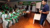 Jordi Fernandez memberikan materi tentang teknik bermain bola. 