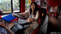 Pramudi Bus Tingkat Berkebaya dan Berkain Jarik