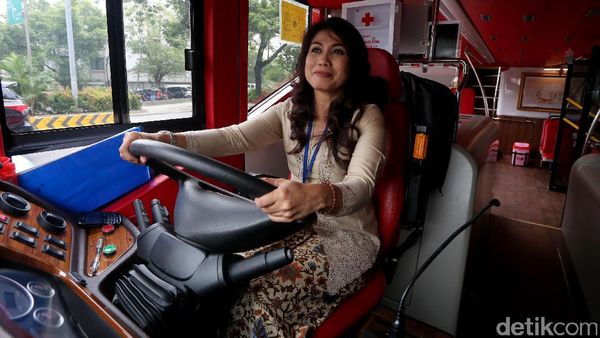 Pramudi Bus Tingkat Berkebaya dan Berkain Jarik