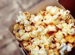 Sering Diledeki Anak Kecil, Curhat Penjual Popcorn Bioskop Ini Viral