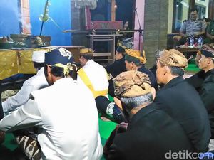 Warga Suku Tengger Gelar Ritual Pujan Kesanga Warga Suku Tengger Gelar Ritual Pujan Kesanga