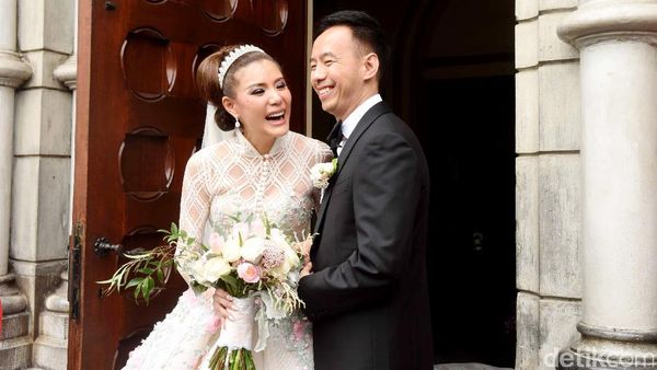 Resmi Menikah, Senyum Bahagia Olga Lidya dan Aris Utama