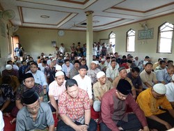 Anies Salat Jumat di Masjid Kawasan Penggusuran Bukit Duri