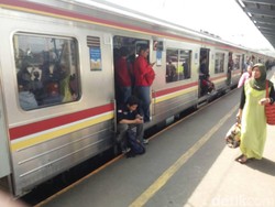 Ada Gangguan Sinyal KRL, Penumpang di Bekasi Telantar