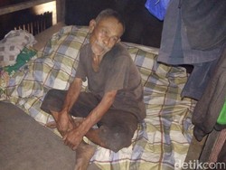 Cerita Penyakit Aneh Abah Tarsa yang Huni Gubuk Derita di Bandung