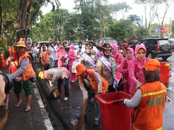 Polwan dan Bhayangkari Bagi Bunga dan Bingkisan di Hari Kartini