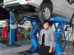 Wanita Lebih Luwes Saat Tangani Komplain Konsumen di Bengkel