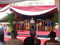 Resmikan Pasar Klewer, Jokowi: Jangan Kalah dengan Mal