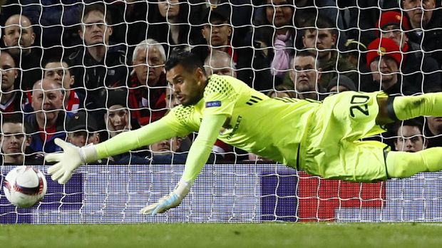 Sergio Romero cedera lutut saat berlatih dengan timnas Argentina.