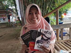 Perjuangan Siti dari Jual Kerupuk Sampai Jadi Penulis Cerpen