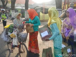 Berkebaya, Polwan di Pasuruan Bagi-bagi Bingkisan