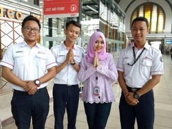 Peringati Hari Kartini, Wanita Petugas KRL Tampil Berkebaya