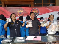 Ringkus 10 Pengedar, Polisi Sita Sabu Senilai Rp 300 Juta