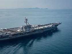 Potret Kapal Induk AS Lewati Selat Sunda