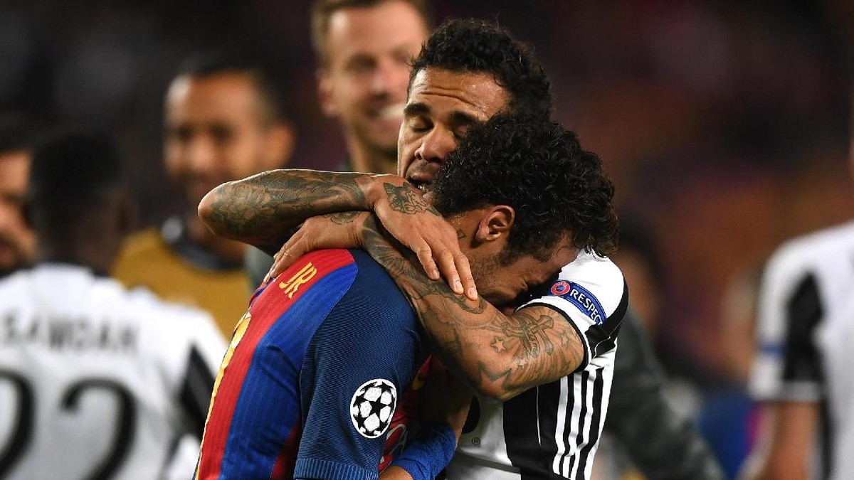 Dani Alves dan Neymar (Foto: Getty Images/Shaun Botterill)