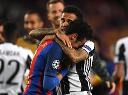 Ini yang Dikatakan Alves Saat Tenangkan Neymar yang Menangis