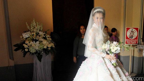 Cantiknya Olga Lidya dalam Gaun Pernikahan