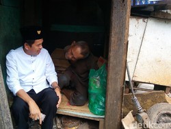 Dedi Mulyadi Mengunjungi Gubuk Derita Abah Tarsa