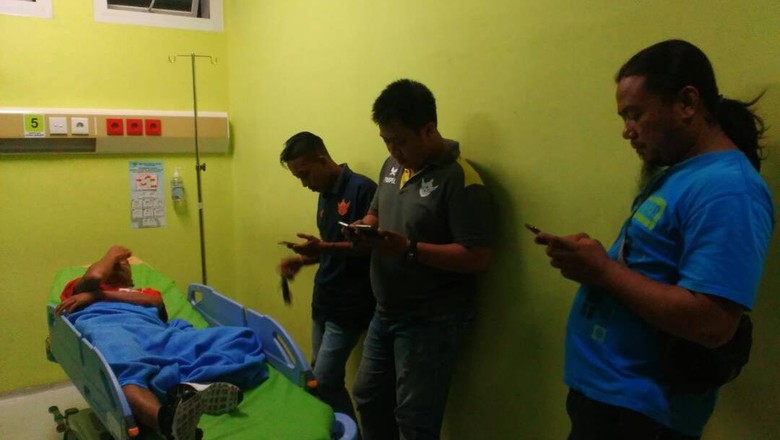 Bus Semen Padang Dilempari Batu, Satu Pemain Luka di Kepala Bus Semen Padang Dilempari Batu, Satu Pemain Luka di Kepala