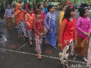 Rayakan Hari Kartini, Siswa SD di Yogyakarta Kirab Gunungan