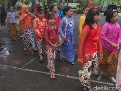 Rayakan Hari Kartini, Siswa SD di Yogyakarta Kirab Gunungan