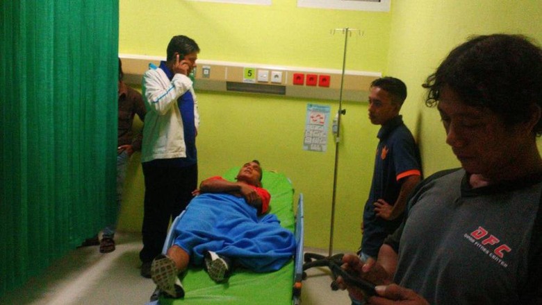 Pemain Semen Padang yang Terluka Dilarikan ke Rumah Sakit Pemain Semen Padang yang Terluka Dilarikan ke Rumah Sakit