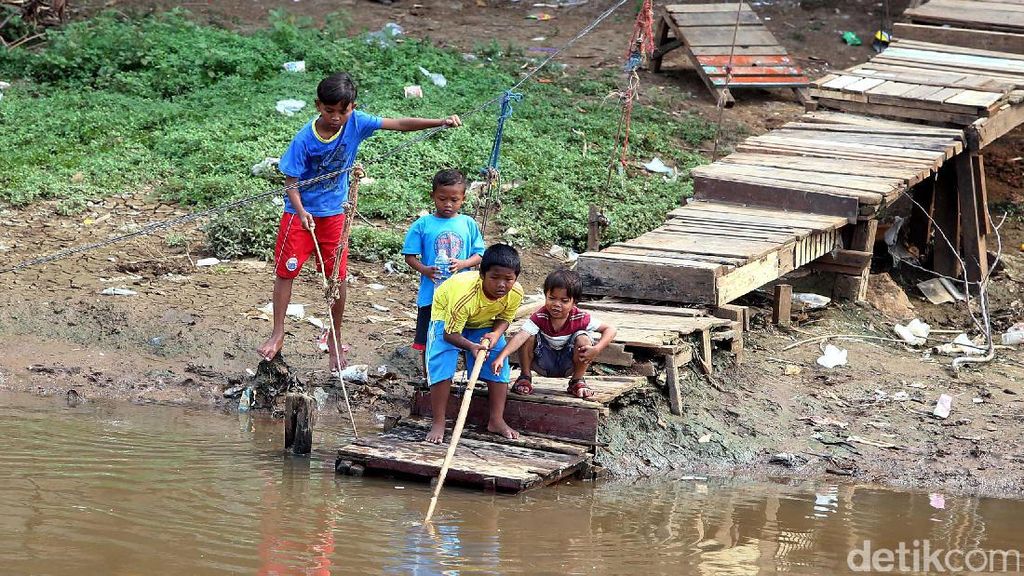 Bermain di Bibir Kali, Bahaya Mengintai Anak Bermain di Bibir Kali, Bahaya Mengintai Anak